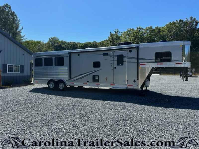 New Merhow 3 Horse, 12' LQ, Walk in Closet, Open Floor Space