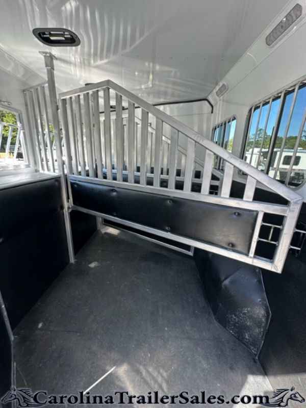 New Merhow 3 Horse, 12' LQ, Walk in Closet, Open Floor Space