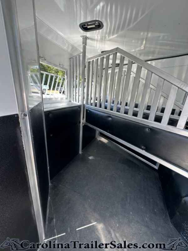 New Merhow 3 Horse, 12' LQ, Walk in Closet, Open Floor Space