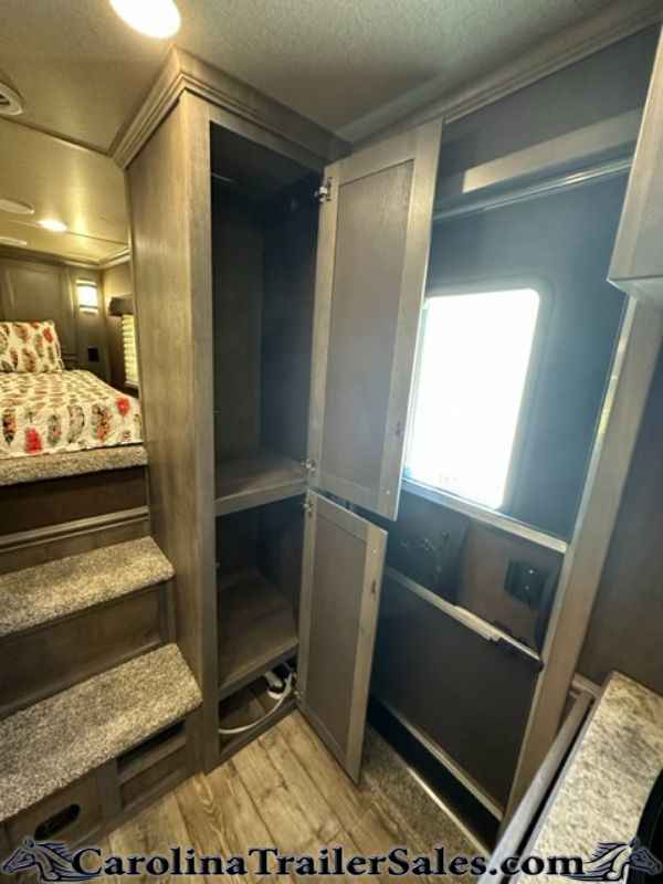 New Merhow 3 Horse, 12' LQ, Walk in Closet, Open Floor Space