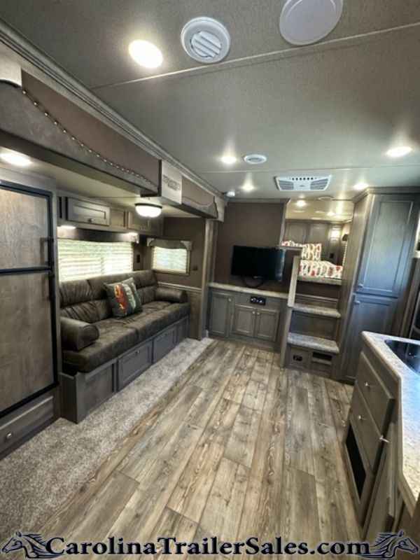 New Merhow 3 Horse, 12' LQ, Walk in Closet, Open Floor Space